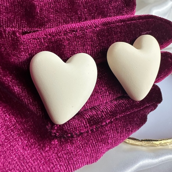 Cream Heart Earrings - Picture 9 of 10